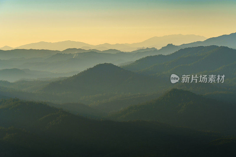 在泰国清迈省的Doi Luang Chiang Dao日出时的美丽景色。